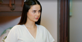 Miłość i nadzieja 242 - kadr z serialu. Bahar wpada do basenu. Kuzey ją ratuje