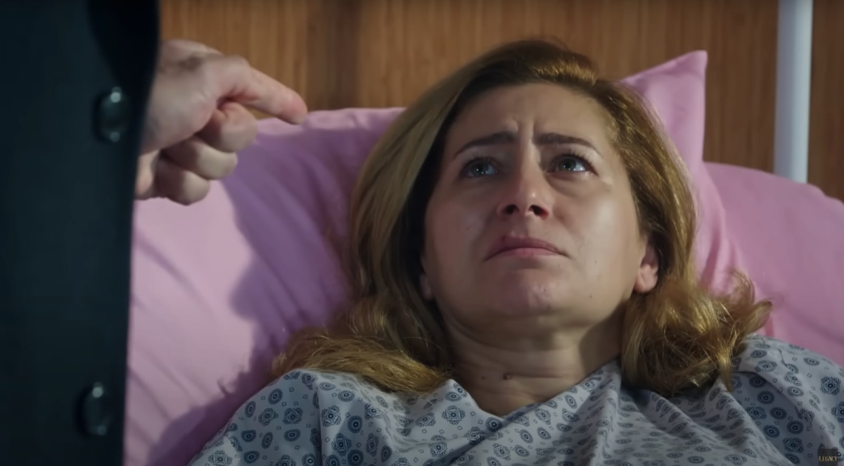 Dziedzictwo 440 - kadr z serialu. Canan udaje się przeżyć. Czy jej zeznania obciążą Ziyę?