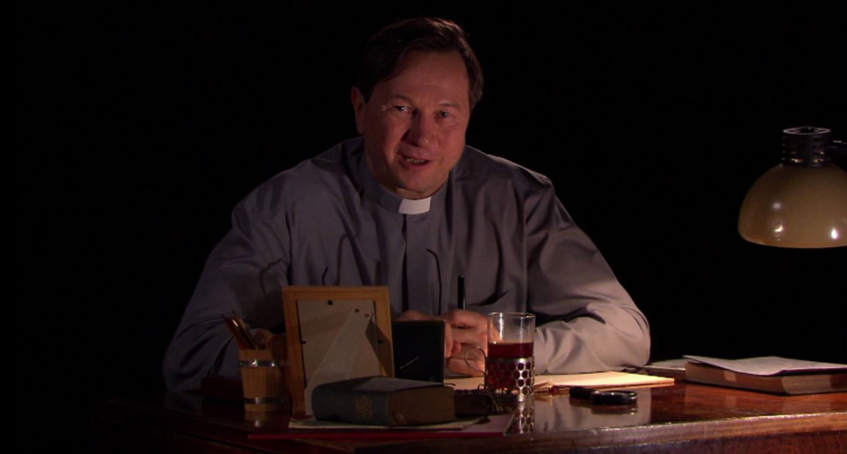 Kadr ze spektaklu Wariacje Tischnerowskie. Kabaret filozoficzny w Teatrze Telewizji