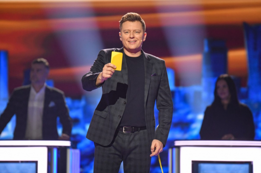 Rafał Brzozowski prowadzący program Jaka to melodia? na TVP 1. 