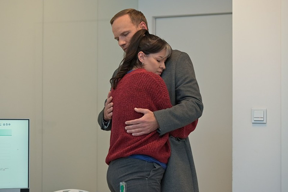 Pierwsza miłość - 4002 odc. Lilka trafia do kliniki. Janek zjawia się na wezwanie pielęgniarki. Streszczenie 4002 i 4003 odc