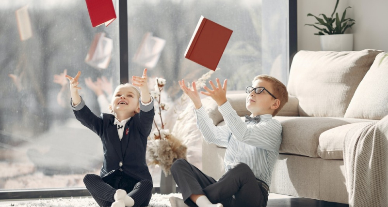 Obrazek w treści Nauczyciele zebrali pieniądze, by kupić książki dla swoich uczni&oacute;w [jpg]