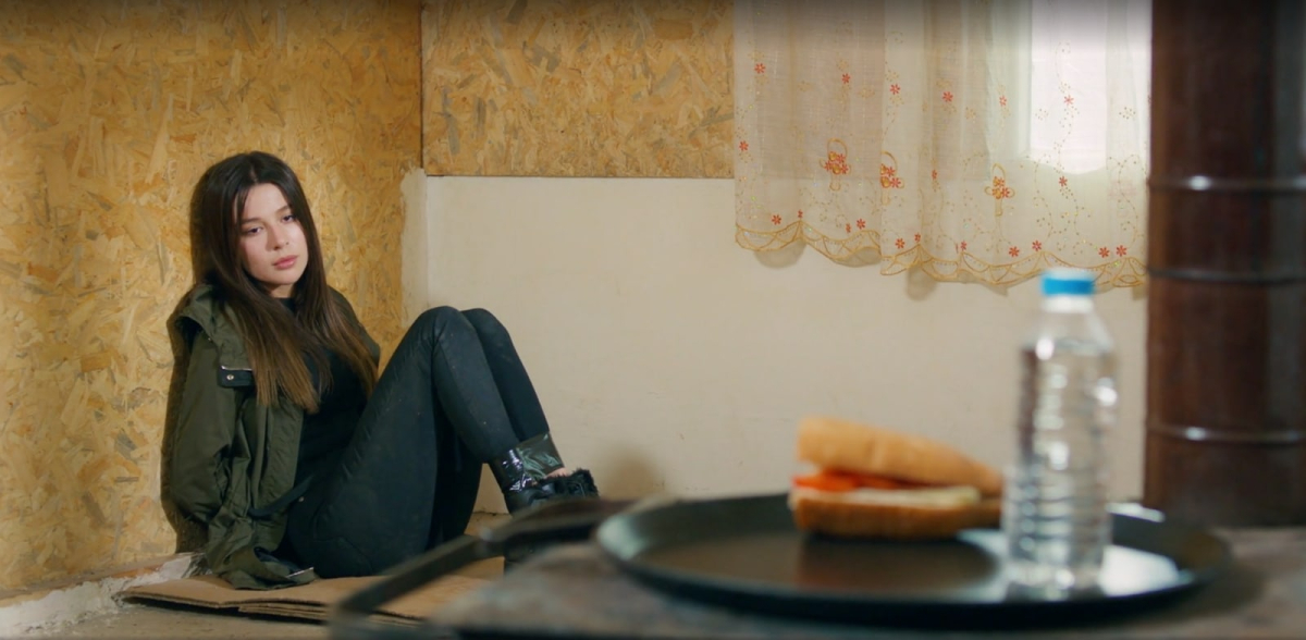 Miłość i nadzieja 198 - kadr z serialu. Porywacz zatrzyma Zeynep zamiast okupu?