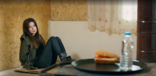 Miłość i nadzieja 199 - kadr z serialu. Alper dopada Silę