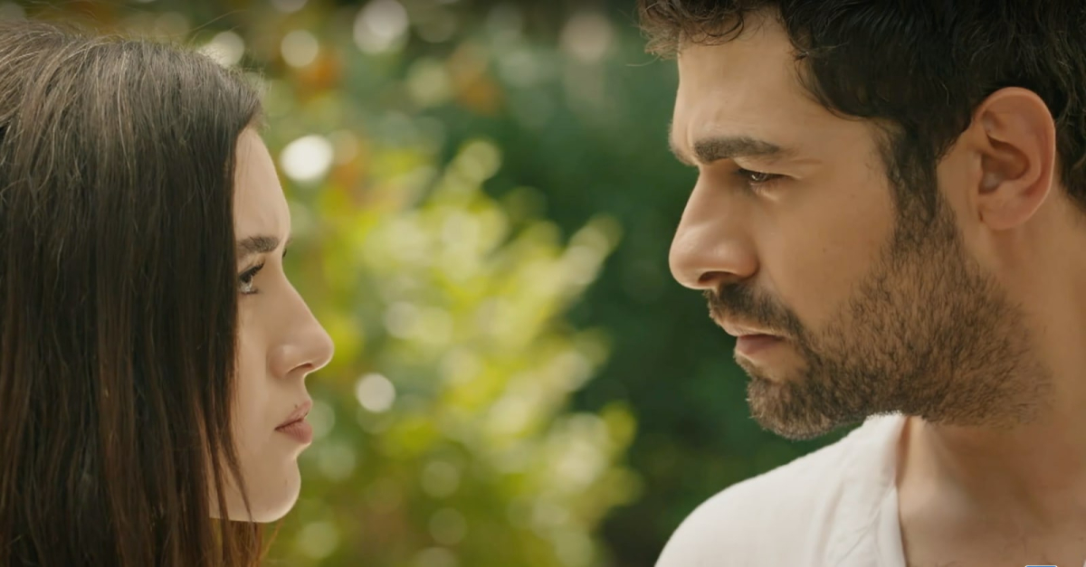 Zeynep informuje rodzinę o ślubie z Halilem w 223 odcinku serialu Wichrowe wzgórze.