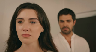 Zeynep informuje rodzinę o ślubie z Halilem w 223 odcinku serialu Wichrowe wzgórze.