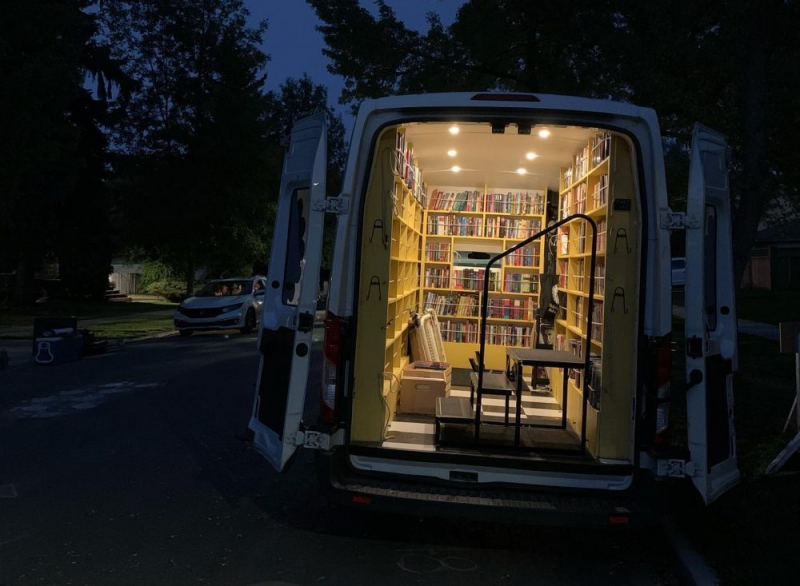 Obrazek w treści Kanadyjka od dwóch lat prowadzi księgarnię na kółkach [jpg]