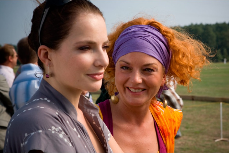 Anna Dereszowska jako Ama Bilska i Edyta Olsz&oacute;wka jako Edyta w filmie "Nigdy nie m&oacute;w nigdy".