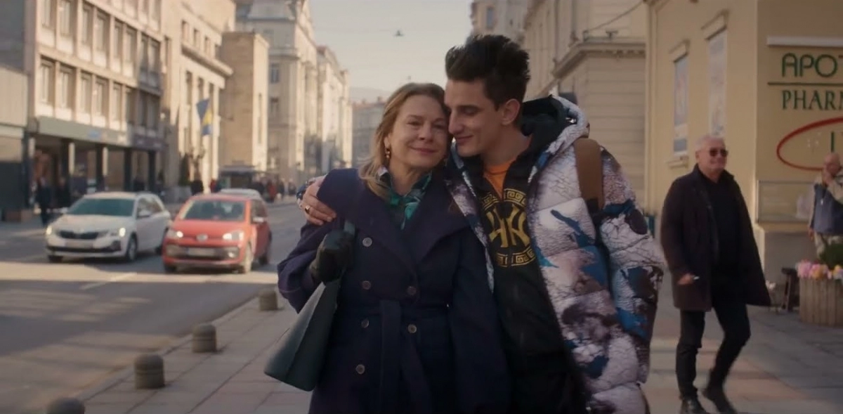 Jasna Đuričić jako Nevena Murtezic i Lazar Dragojević jako jej syn w serialu "Czuję twój oddech" HBO Max.