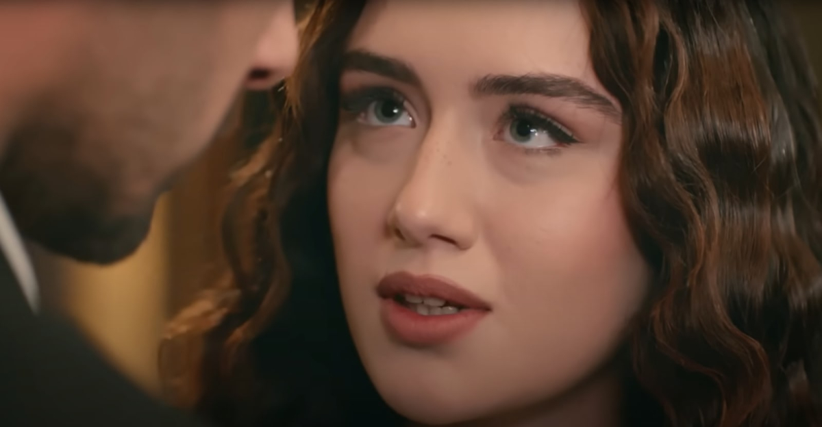 Halil prosi Zeynep, by nie wyjeżdżała w 116 odcinku serialu Wichrowe wzg&oacute;rze