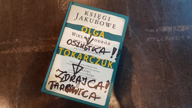 Obrazek w treści Brutalnie zniszczone książki odesłano Fundacji Olgi Tokarczuk [jpg]