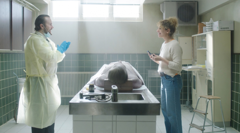 Obrazek w treści Post Mortem: W Skarnes nie umiera nikt &ndash; czarna komedia z dreszczykiem właśnie zadebiutowała na Netflix [jpg]