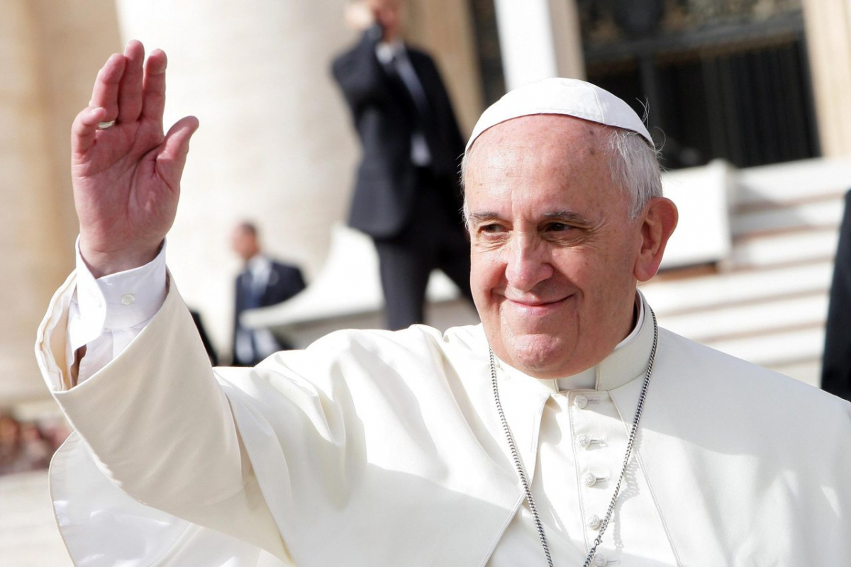Papież Franciszek witający wiernych