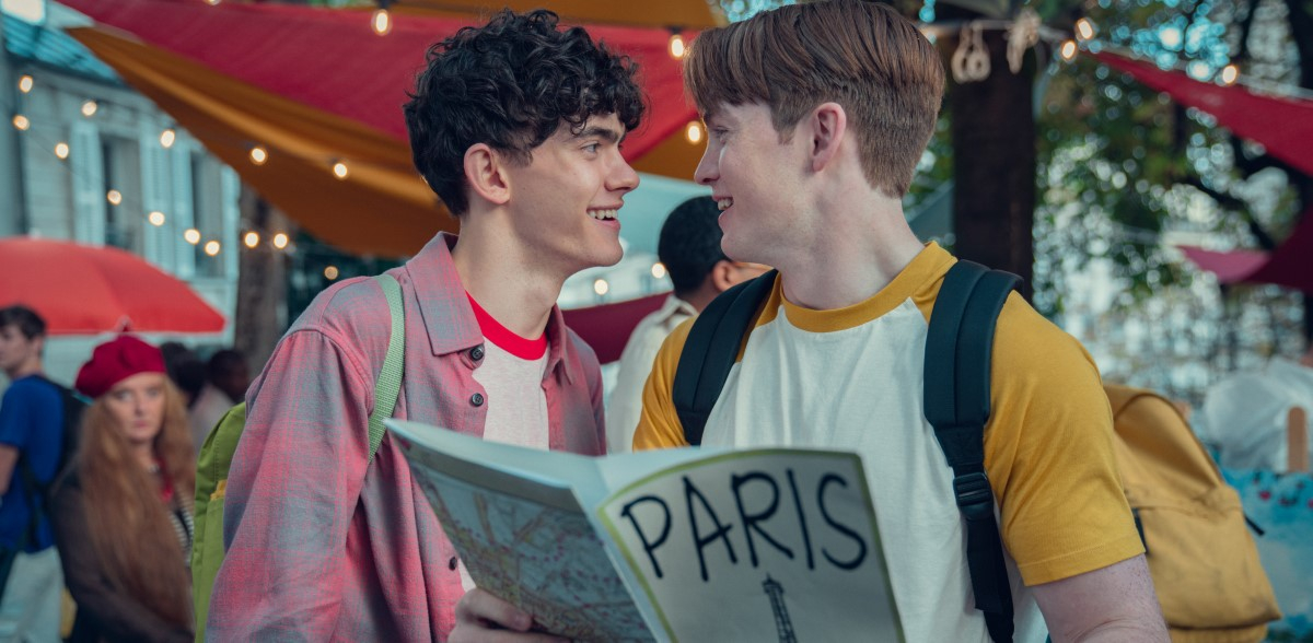 Kadr z serialu „Heartstopper” - Nick i Charlie w Paryżu