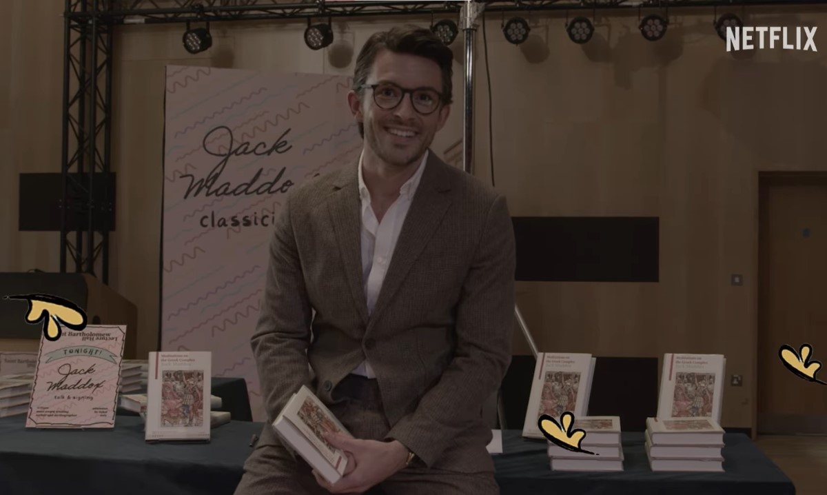 Jonathan Bailey na planie serialu "Heartstopper"