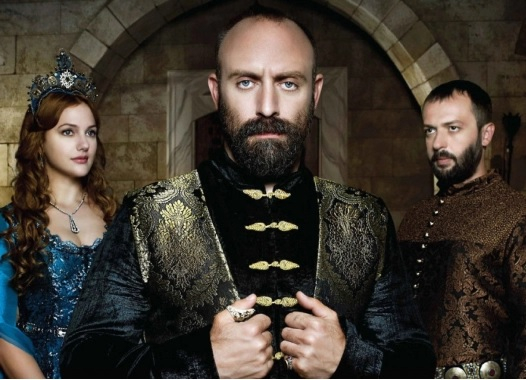 Bohaterowie serialu "Wspaniałe stulecie", wśród których sułtan Sulejman.