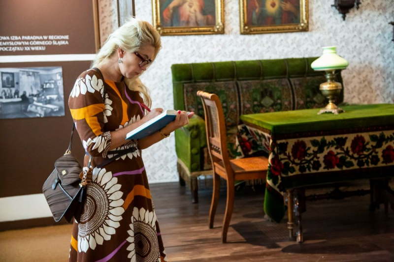 Obrazek w treści Katarzyna Bonda z wizytą w Muzeum G&oacute;rnośląskim. Przygotowuje się do nowej książki [jpg]