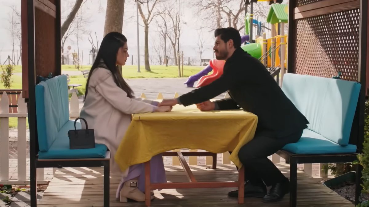 Panna młoda - kadr z serialu. Cihan trzyma Hancer za ręce