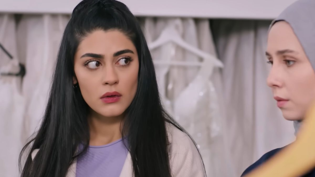 Panna młoda - kadr z serialu. Hancer w salonie sukien ślubnych