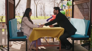 Panna młoda - kadr z serialu. Hancer w salonie sukien ślubnych