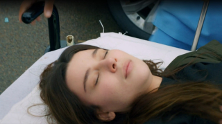 Miłość i nadzieja 202 - kadr z serialu. Gangster obserwuje dom Bulenta. Planuje zemstę.