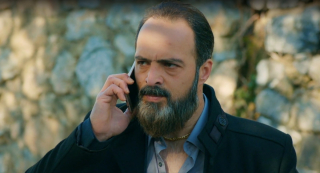 Miłość i nadzieja 203 - kadr z serialu. Ragip grozi, że wrobi Melis w porwanie. Planuje zemstę.