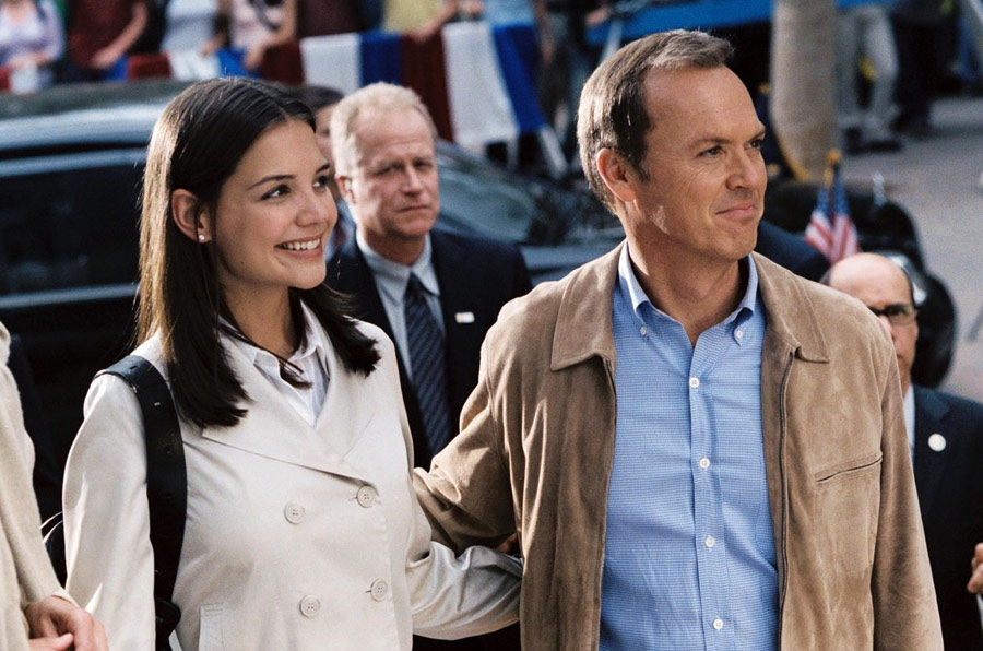 Katie Holmes jako Samantha Mackenzie oraz Michael Keaton jako prezydent Mackenzie w komedii romantycznej "Córka prezydenta". 