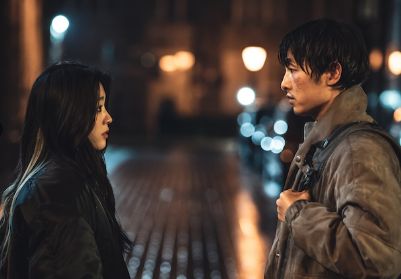 Choi Sung-eun jako Marie, Song Joong-ki jako Loh Kiwan w filmie "Nazywam się Loh Kiwan" Netflix.