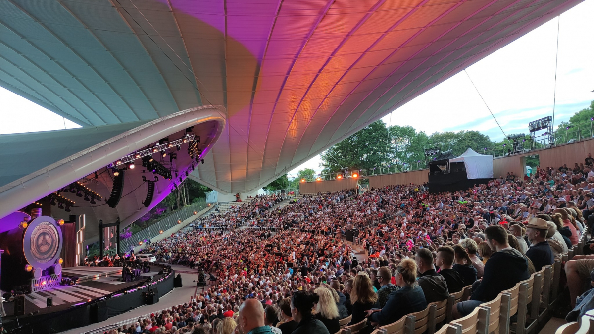 Grafika z amfiteatru w Koszalinie, gdzie odbywa się 28. Festiwal Kabaretu.