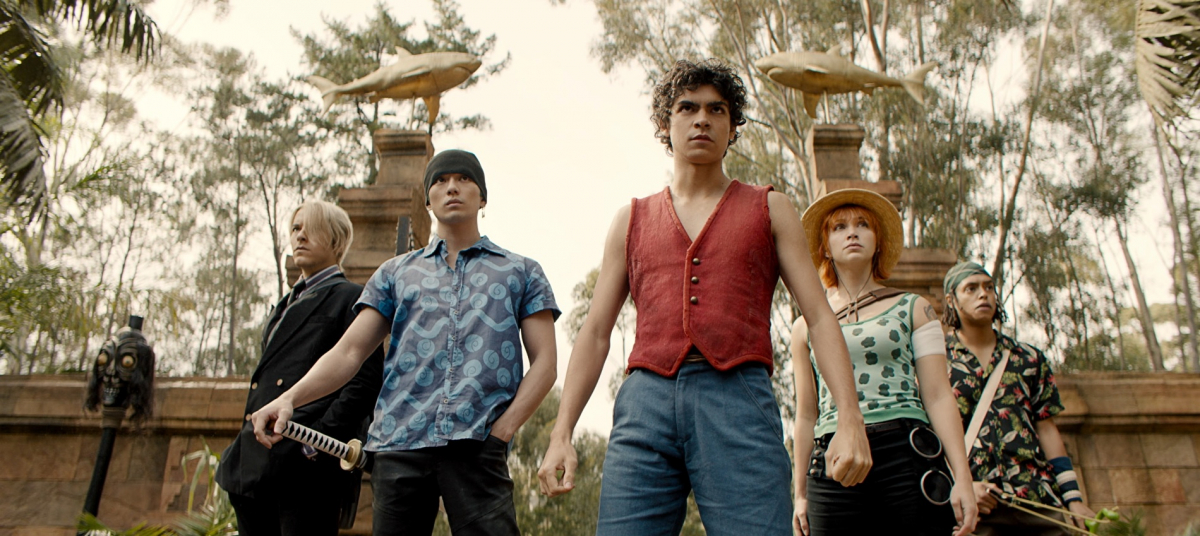 Taz Skylar, Mackenyu Arata, Iñaki Godoy, Emily Rudd, Jacob Romero Gibson w serialu "One Piece" Netflix. 