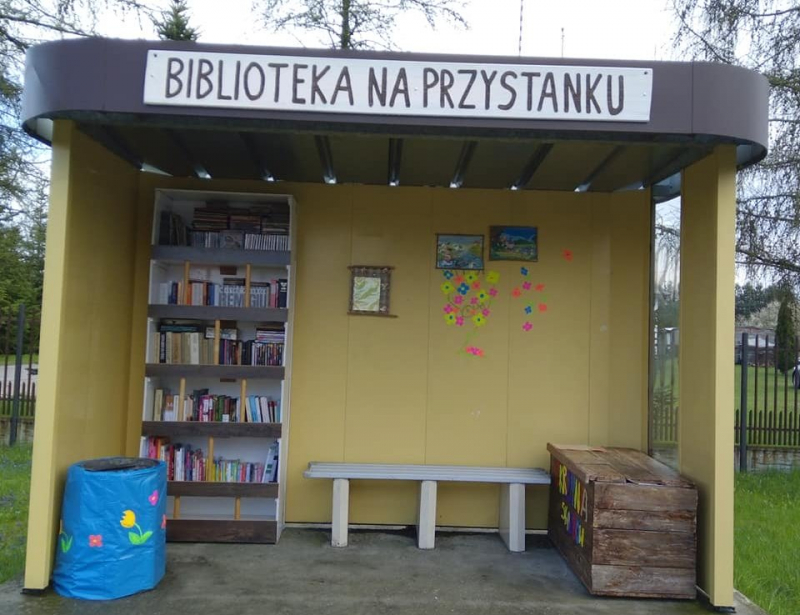 Obrazek w treści We wsi Uwieliny powstała biblioteka na przystanku autobusowym! [jpg]