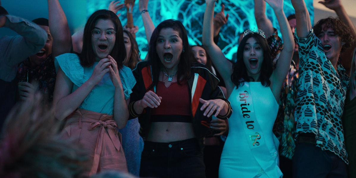 Kimi Rutledge jako Maya Lerner, Paola Lázaro jako Angela Gomez, Jade Bender jako Sarah in Obliterated w filmie "Zmasakrowani".