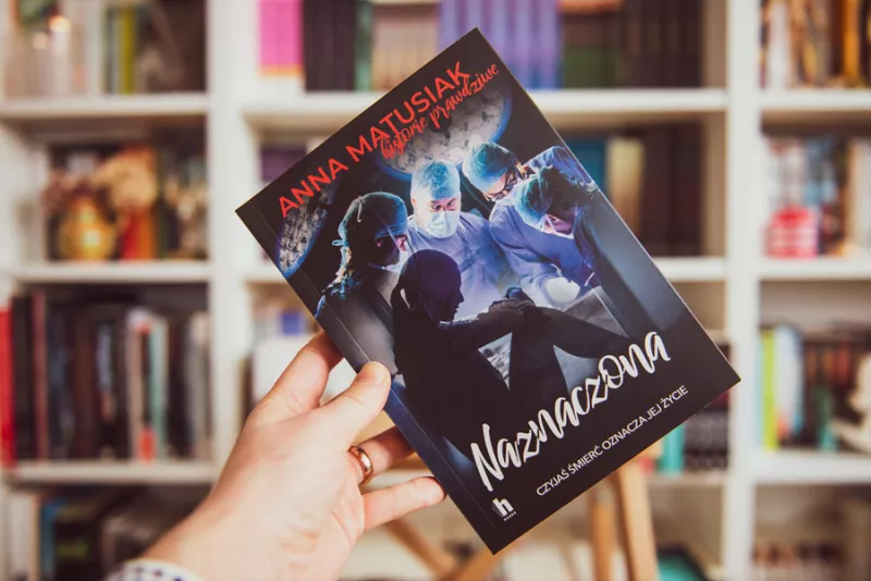 Obrazek w treści Młodość jest piękna. Fragment książki „Naznaczona [jpg]