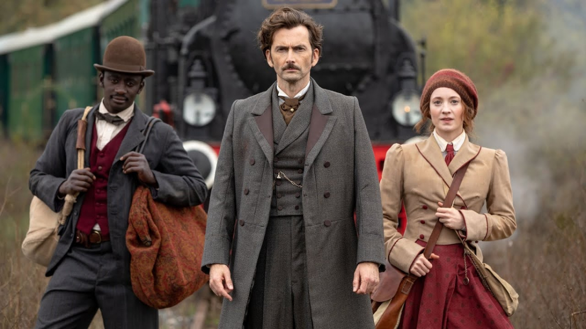  David Tennant jako Phileas Fogg, Leonie Benesch jako Abigail "Fix" Fortescue i  Ibrahim Koma jako Passepartout w serialu "W 80 dni dookoła świata". 