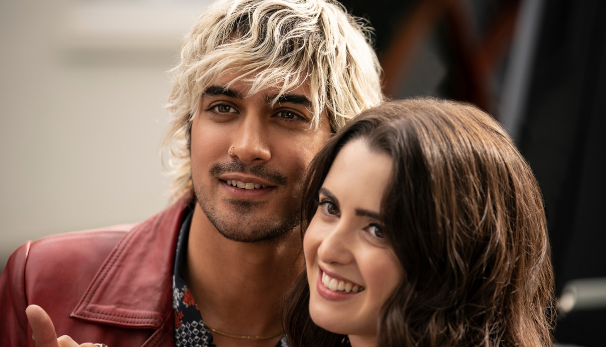 Avan Jogia, Laura Marano w interaktywnej komedii romantycznej "Wybierz miłość" Netflix. 