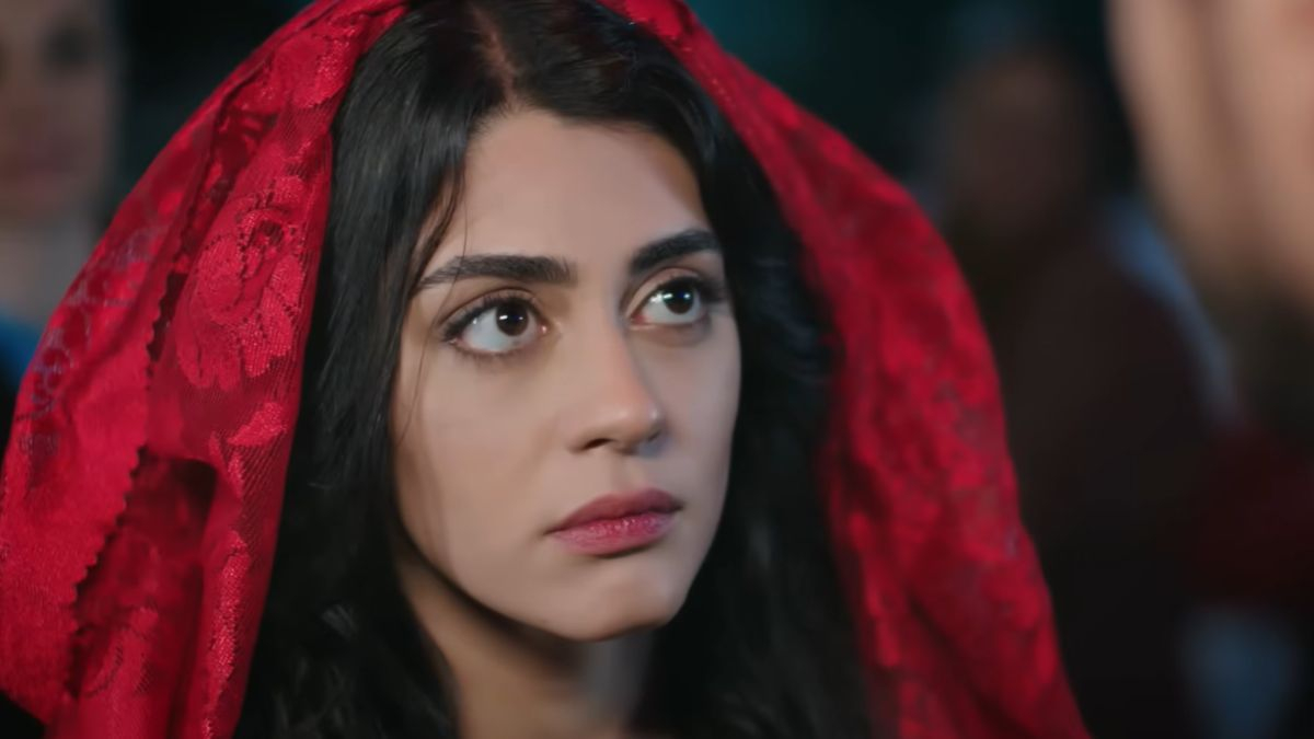 Panna młoda - kadr z serialu. Hancer w salonie sukien ślubnych