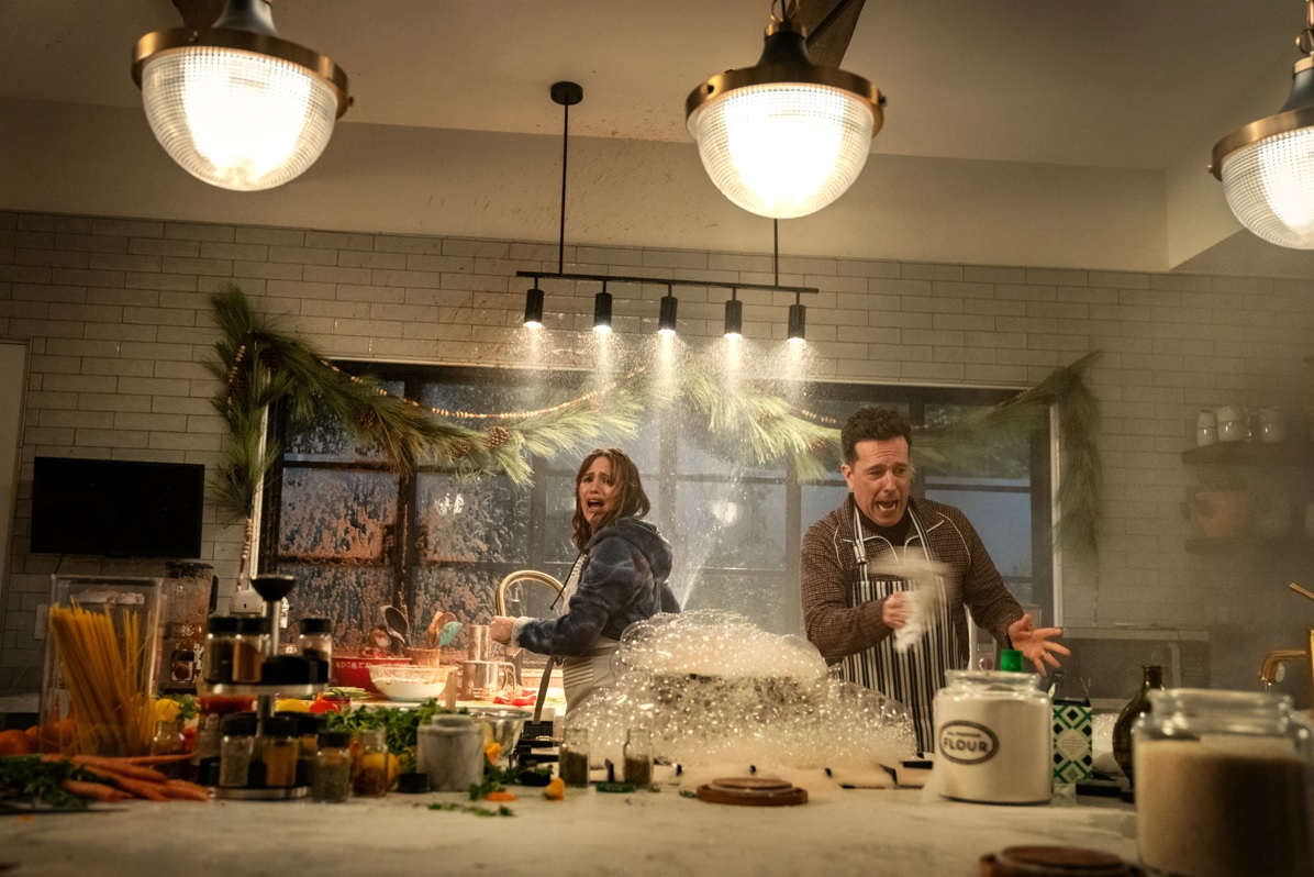 Jennifer Garner jako Jess i Ed Helms jako Bill w filmie "Rodzinne zamiany" od Netflix.