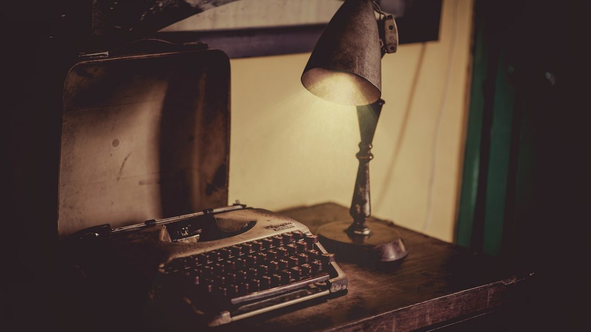 Maszyna do pisania i biurko